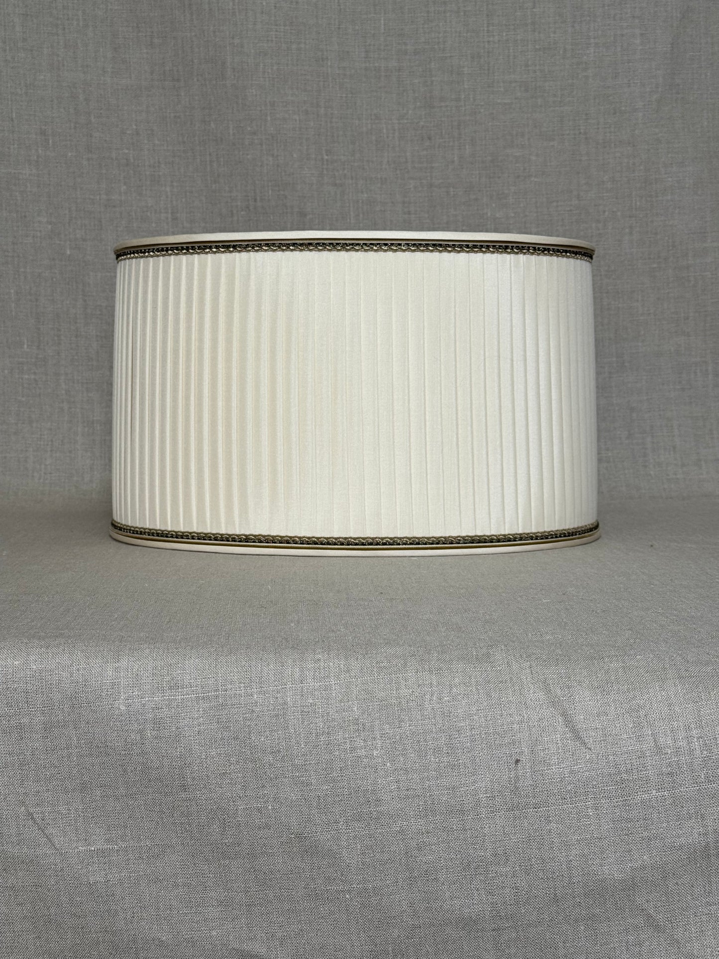 Oval Overlapping Flat Pleat Shade