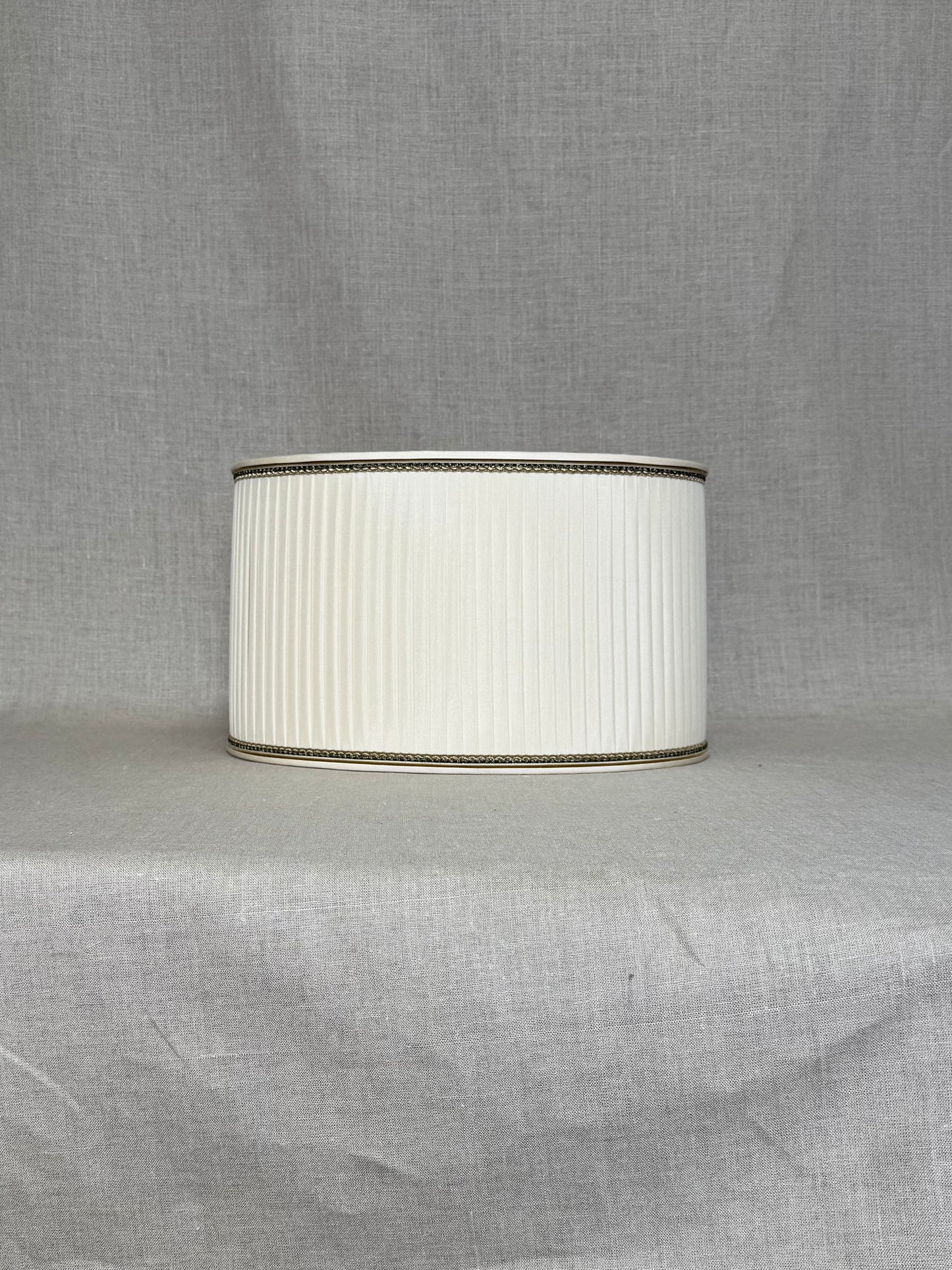 Oval Overlapping Flat Pleat Shade