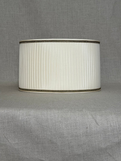Oval Overlapping Flat Pleat Shade